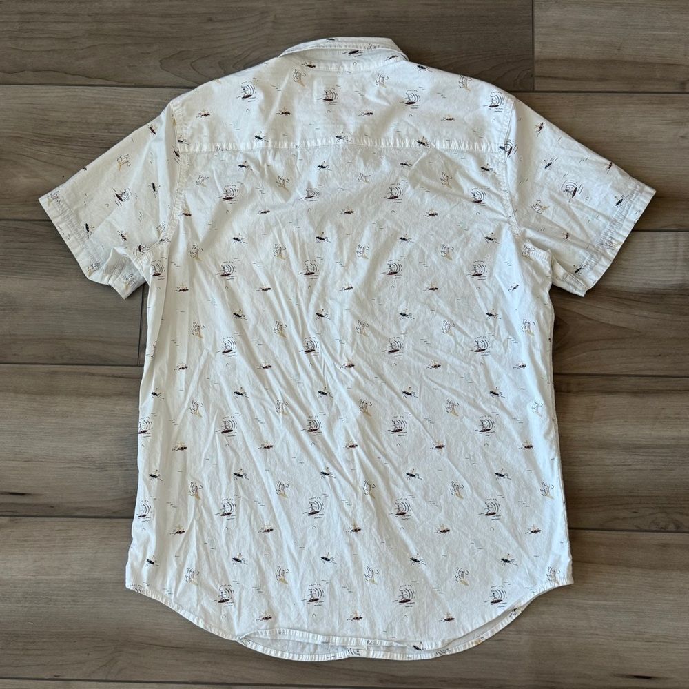 Free Planet White w/Surfers Patterned Men's Button Down Shirt Size Large - Picture 2 of 7